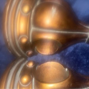 Curtain poles holder